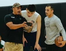 贵人相遇？崔永熙追梦NBA会面CBA功勋外援，杰特如今是开拓者助教