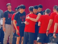 中国男篮输开拓者19分！易建联观战，给崔永熙传授NBA经验