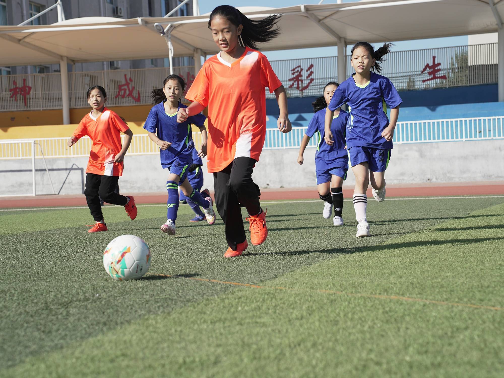 河北高阳“新华杯”中小学生足球赛鸣哨开赛