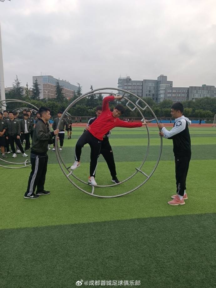 俱乐部梯队将士来到中飞院，与学子感受足球与校园擦出的激情火花