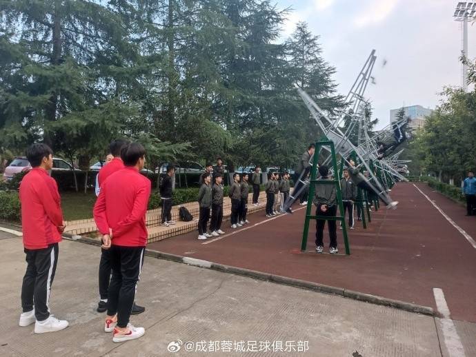 俱乐部梯队将士来到中飞院，与学子感受足球与校园擦出的激情火花