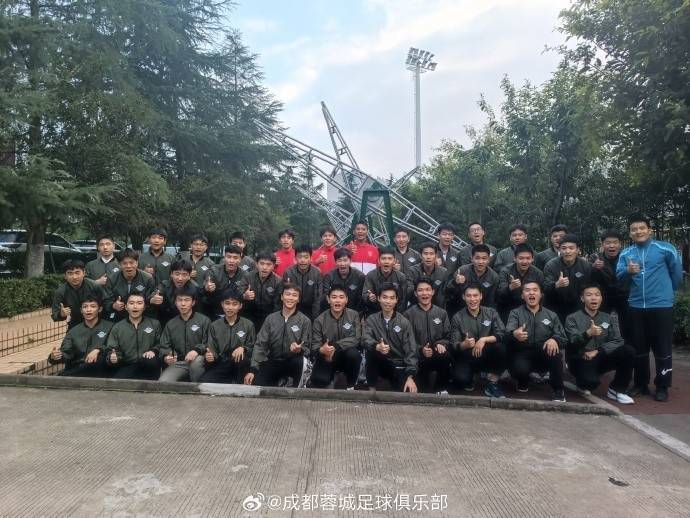 俱乐部梯队将士来到中飞院，与学子感受足球与校园擦出的激情火花