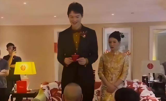 中国篮球明星王哲林低调完婚，妻子貌美动人，名人捧场