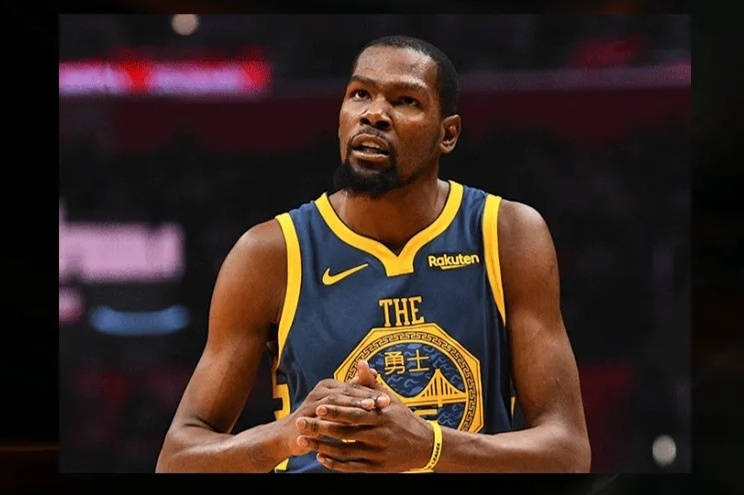 NBA午报｜湖人晒全员海报 骑士克莱重大分歧 KD4次三巨头