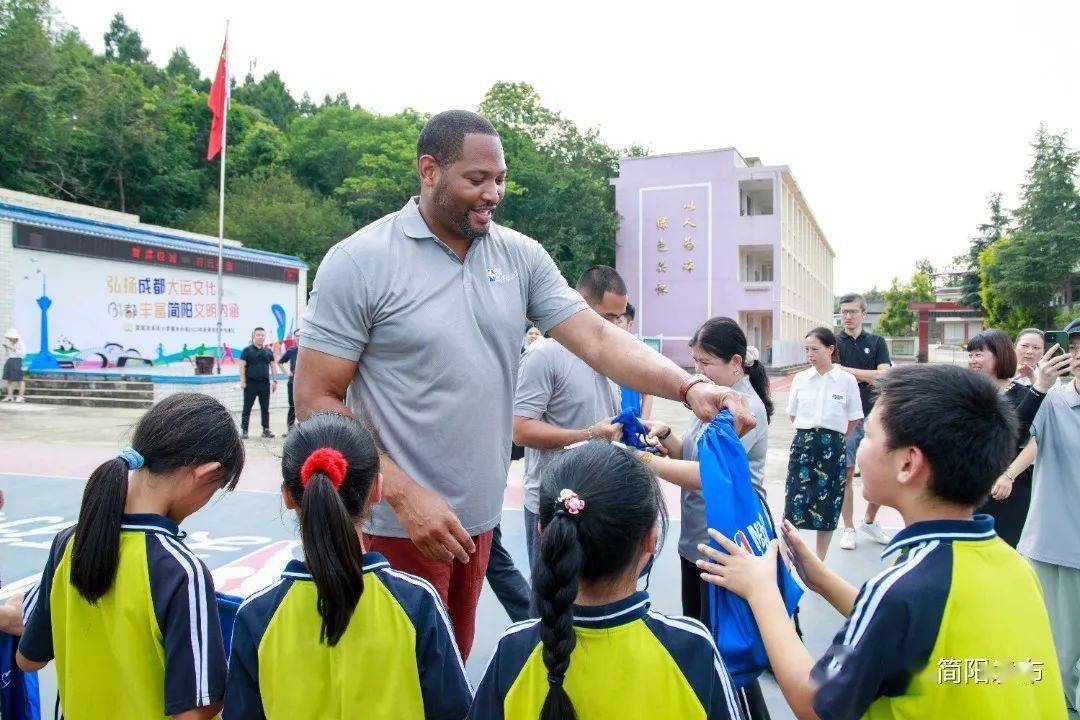 NBA传奇球星罗伯特·霍里来简阳啦！