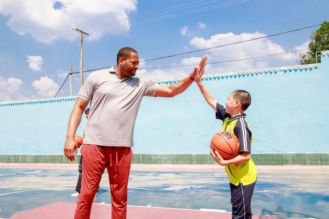 NBA传奇球星罗伯特·霍里来简阳啦！