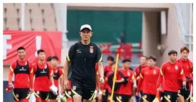 我们男足新帅亮相！扬科维奇冲击2026年世界杯！推动进步！