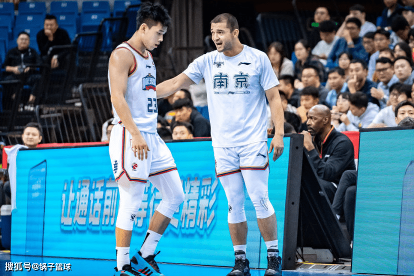 华丽劈扣+钉板大帽！小约基奇秀懵前NBA中锋 连续两双起点超姚明