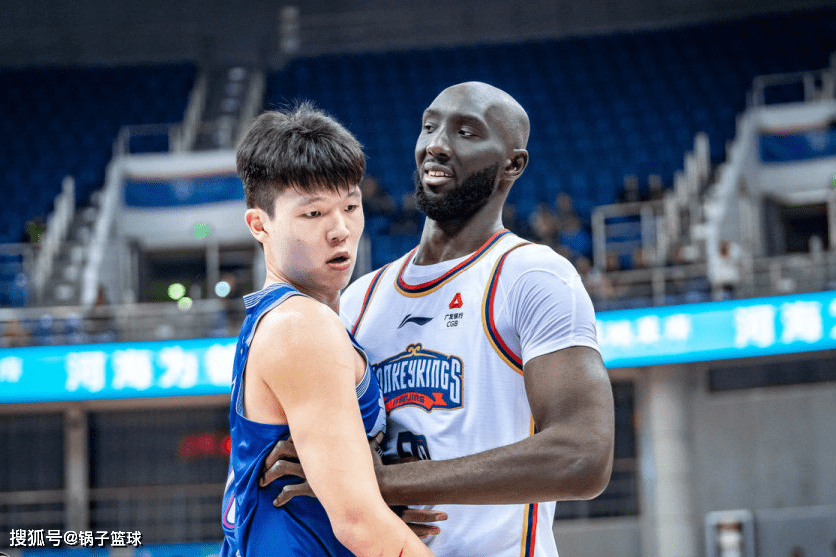 华丽劈扣+钉板大帽！小约基奇秀懵前NBA中锋 连续两双起点超姚明