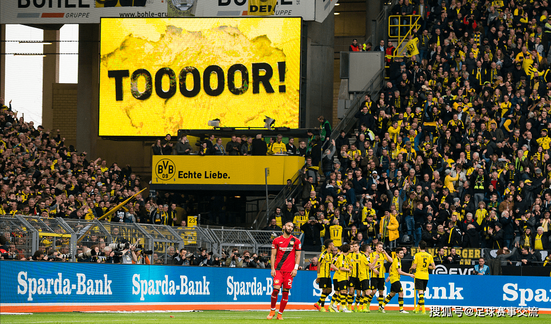 足球热搜：西汉姆联对阵曼彻斯特城 弗赖堡对阵多特蒙德 （Borussia Dortmund）