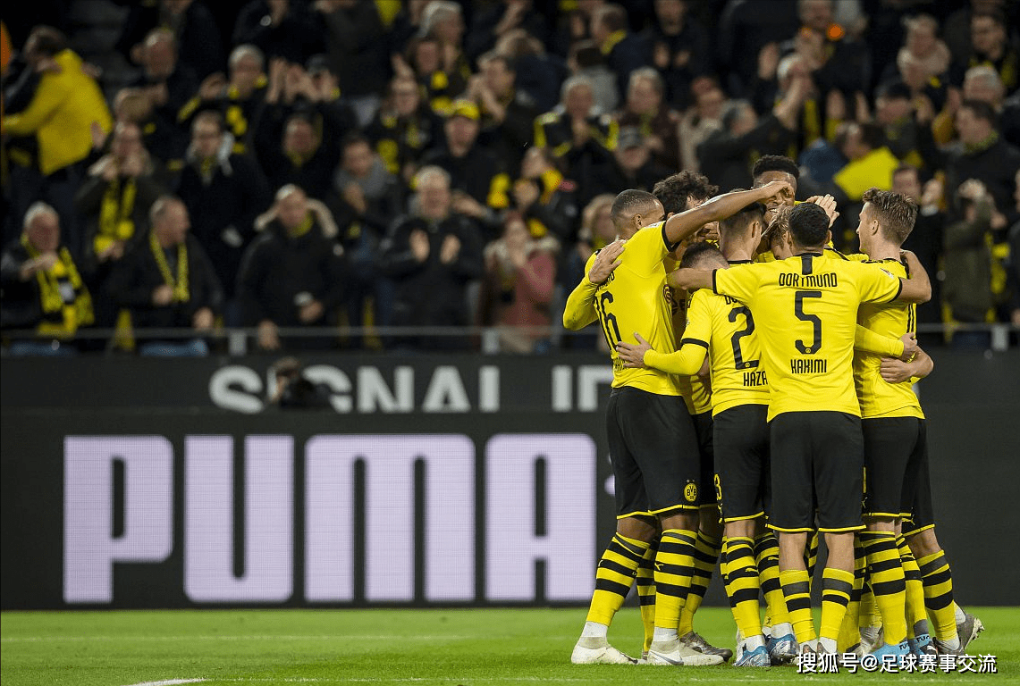 足球热搜：西汉姆联对阵曼彻斯特城 弗赖堡对阵多特蒙德 （Borussia Dortmund）