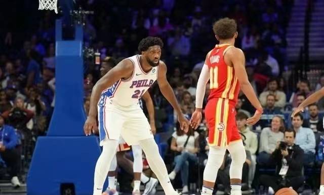 NBA季前赛76人大逆转老鹰，恩比德首秀低迷12中3轰21+5