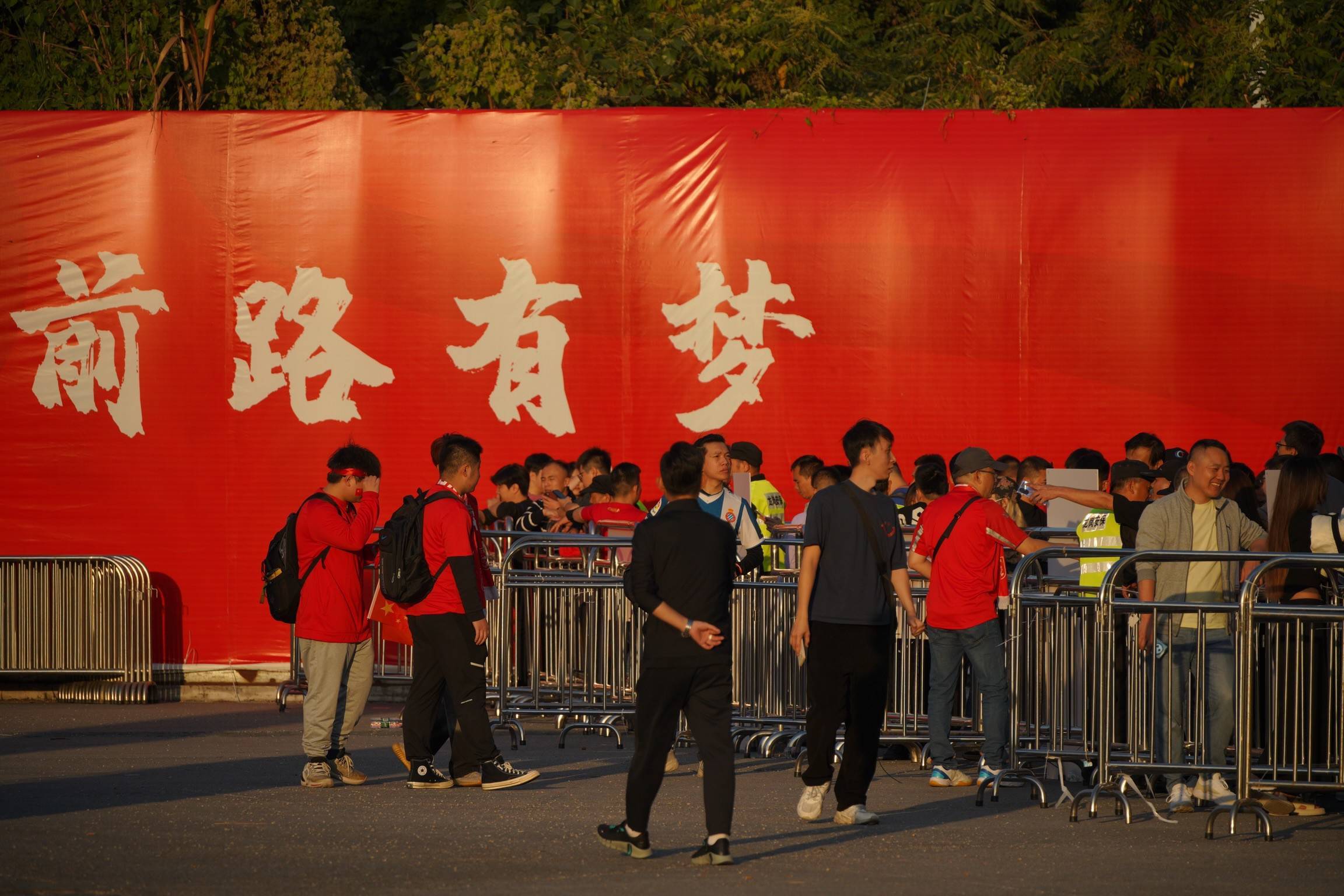 国足遭遇点球误判0-3不敌韩国，孙兴慜两射一传