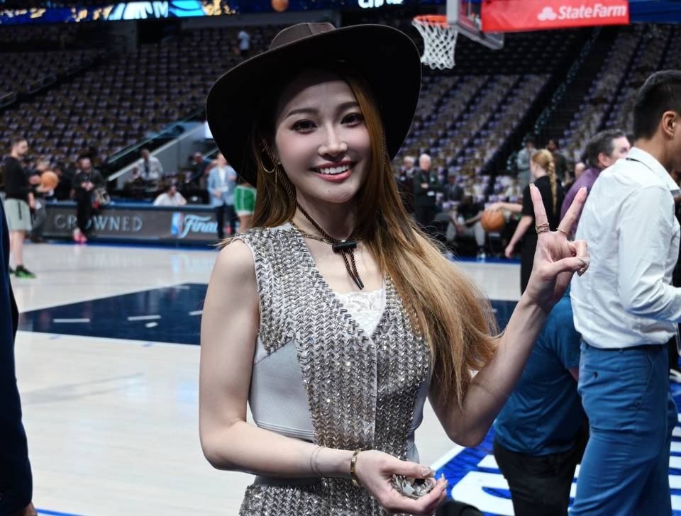 NBA国内女热搜走红，身材与颜值不输美娜，她有点神秘！