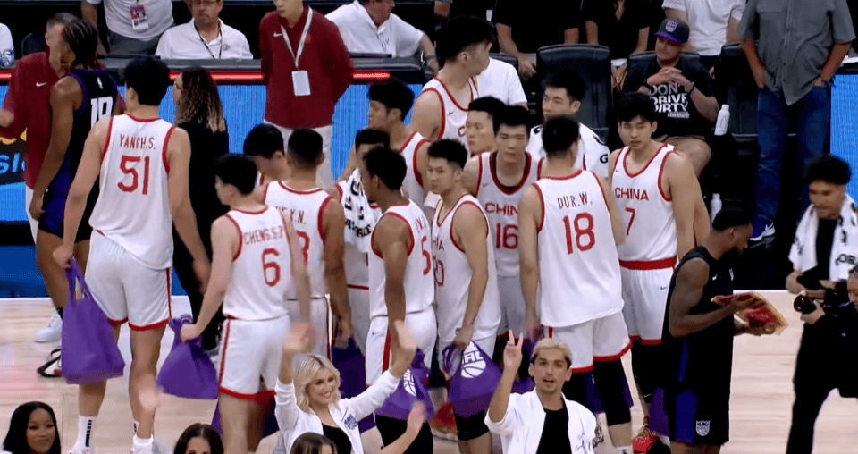 中国男篮去打NBA比赛，输球后发生有趣一幕，他们真没这习惯