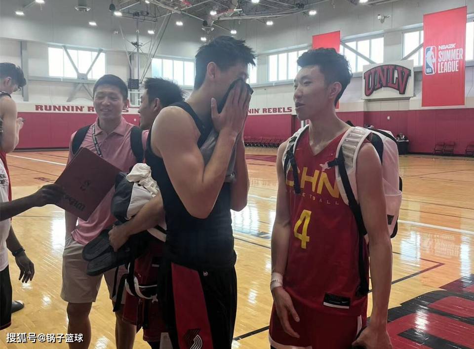 易建联观战，中国男篮4连败！NBA头条晒崔永熙3记三分 微笑拥抱郭士强