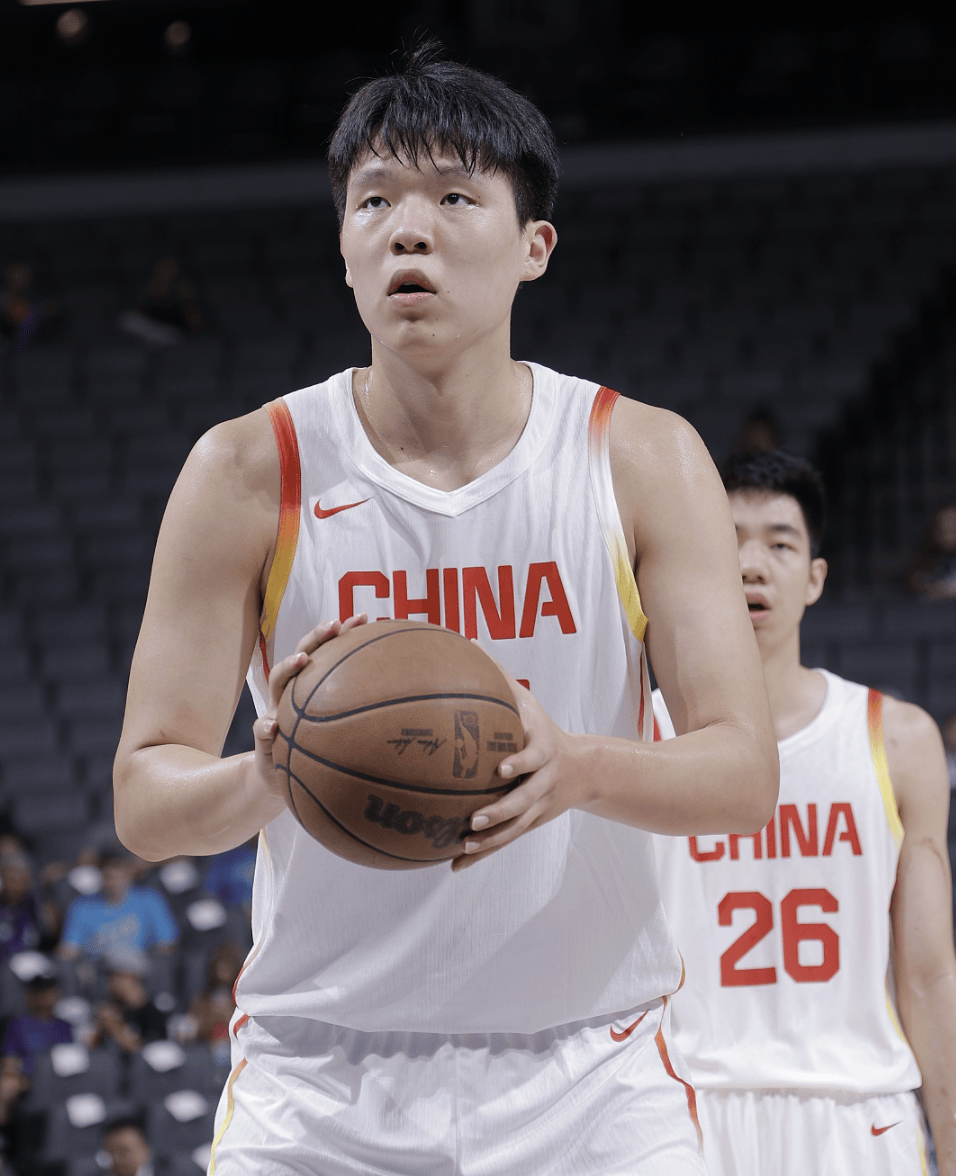 400万人观看！杨瀚森打服美国热搜锁定NBA，周琦让人失望，不配再当老大