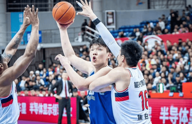 杨瀚森该什么时候选秀？杨毅给出重要暗示：NBA的逻辑与我们不一样