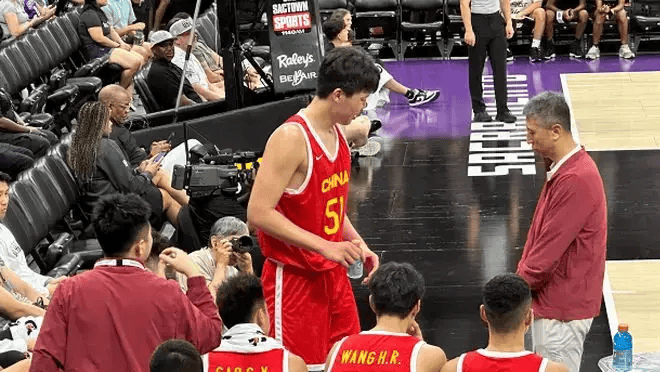 杨瀚森该什么时候选秀？杨毅给出重要暗示：NBA的逻辑与我们不一样